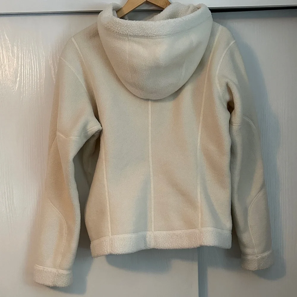 Patagonia Cropped Synchilla Cream Zip-Up Hooded Fleece - Picture 9 of 9
